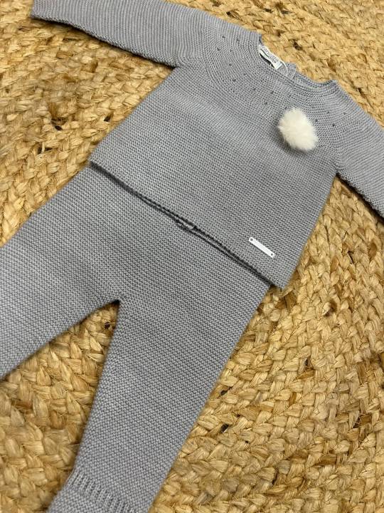 Conjunto punto pompón gris