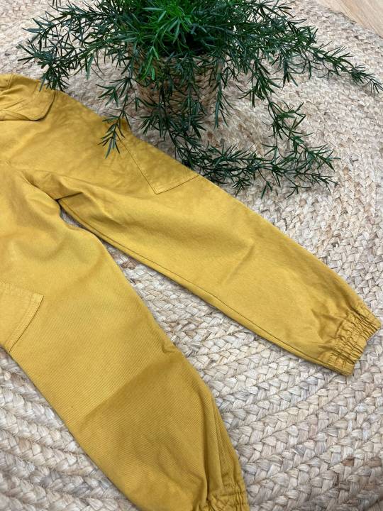 Pantalón jogger mostaza con bolsillos elásticos