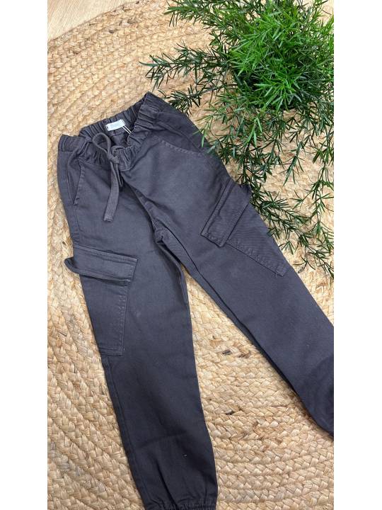 Pantalón jogger gris con bolsillos elásticos